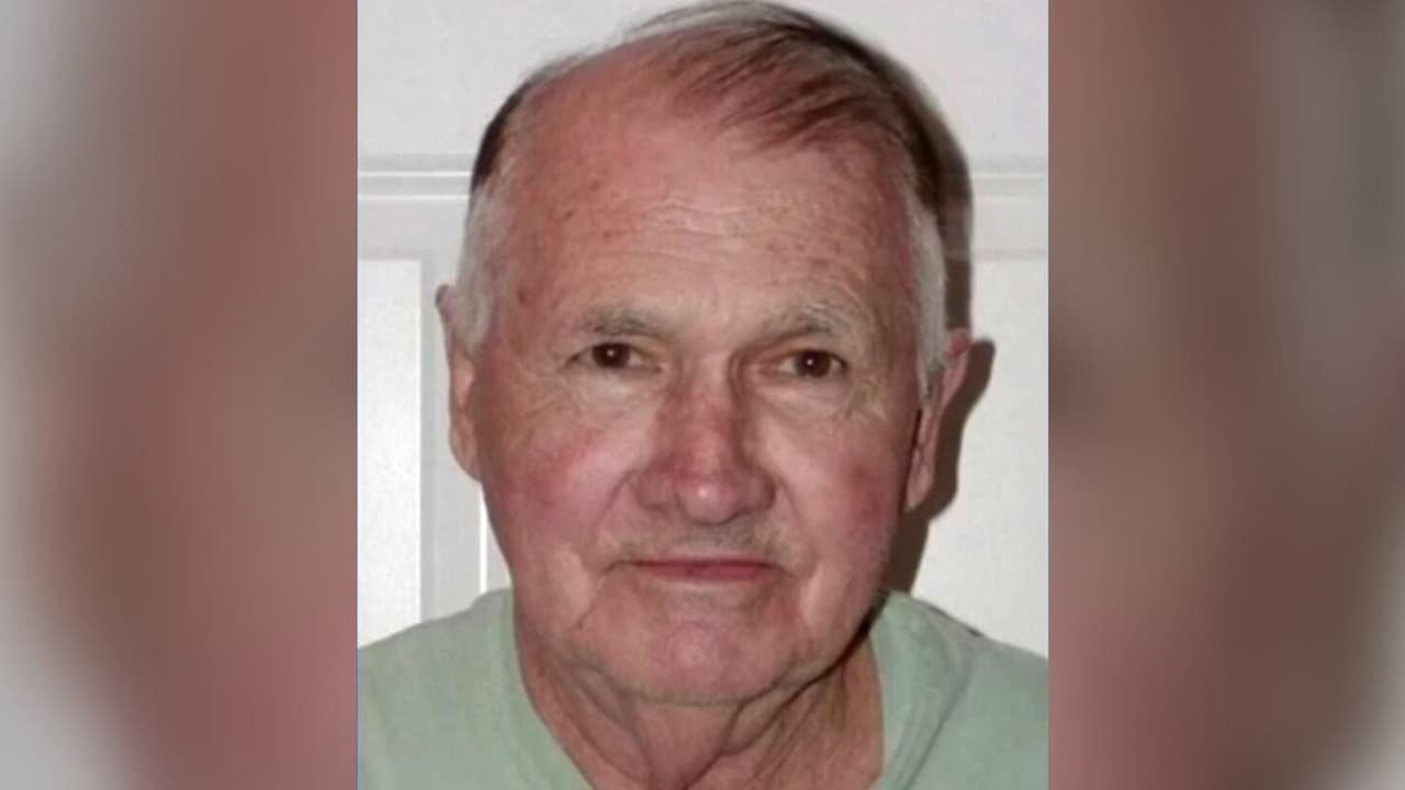 <b>Confiesa que su padre fue un asesino en serie: la hija mayor del hombre asegura que las acusaciones son falsas</b>
<br>
<br>Una mujer confesó que cuando era niña ayudó a su padre a deshacerse de alrededor de 70 cuerpos en un pozo. La testigo asegura que durante 30 años el hombre secuestró y mató a trabajadoras sexuales.