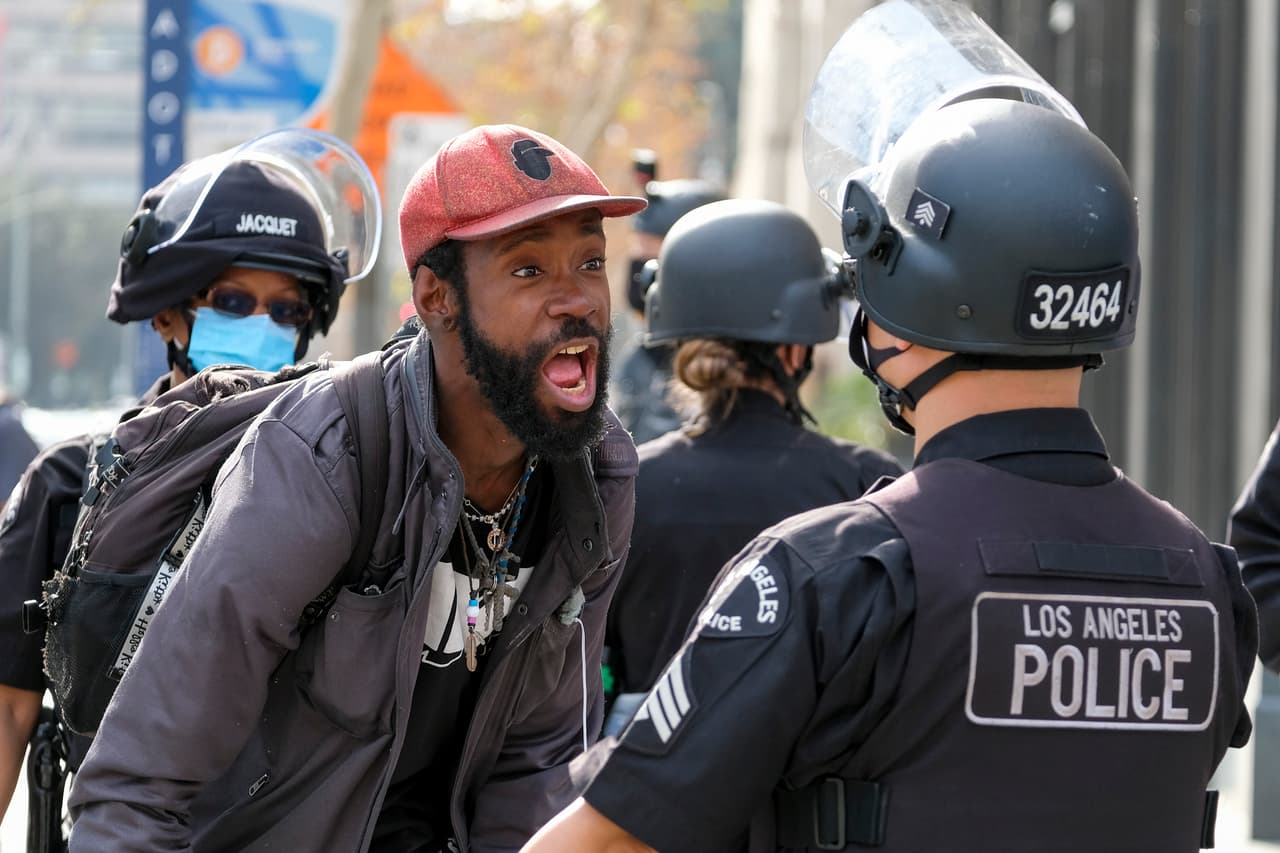 Las manifestaciones locales son un reflejo de lo sucedido en Washington D.C. Miles de seguidores de Trump irrumpieron este miércoles en el Capitolio de Estados Unidos el día en el que el Congreso se había reunido para certificar los votos del Colegio Electoral. La votación de certificación del presidente electo, Joe Biden, se detuvo después de que manifestantes violaran la seguridad del edificio del Capitolio.
