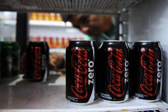 3. COCA COLA ZERO. En 2007, las autoridades federales de Estados Unidos advirtieron que el ciclamato de sodio "producto utilizado para endulzar la Coca Cola Zero"podía ocasionar cáncer si se consumía en altas cantidades. Aunque la compañía negó los riesgos, un año más tarde cambió el endulzante y la fórmula de este producto.