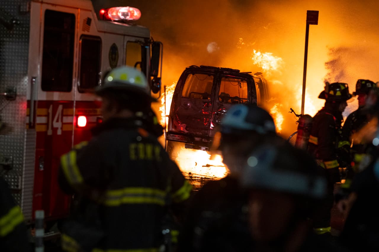 Una patrulla del NYPD es incendiada por manifestantes en Union Square, Manhattan, en la noche del sábado, 30 de mayor, donde los disturbios dejaron cientos de arrestos y heridos durante las protestas clamando justicia para George Floyd.