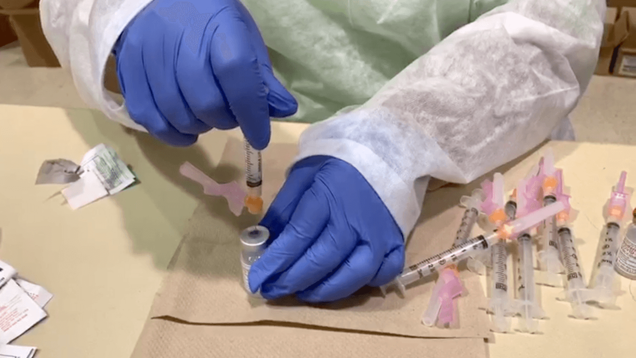 El Centro de Convenciones de Hurst abrió este martes por la tarde en donde se espera que vacunen alrededor de 300 personas en su primer día de apertura.