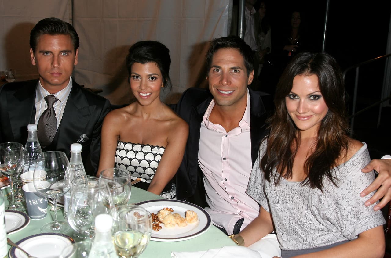 Según la revista Quién, en el programa 'Keeping up with the Kardashians', Kris Jenner percibía a Scott Disick como un joven mujeriego e inmaduro, pero al poco tiempo, él se convirtió en un miembro más de la familia Kardashian. Durante 10 años, Kourtney y Scott mantuvieron un noviazgo tiempo durante el cual procrearon a Mason Dash, Penelope Scotland y Reign Aston Disick.