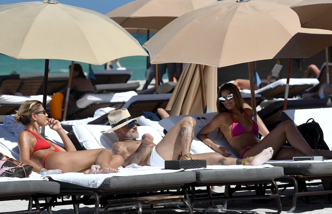 Con ellos se encontraba otra amiga. Parece que Gianluca estuvo tomando un buen bronceado para su visita a Premios Juventud.