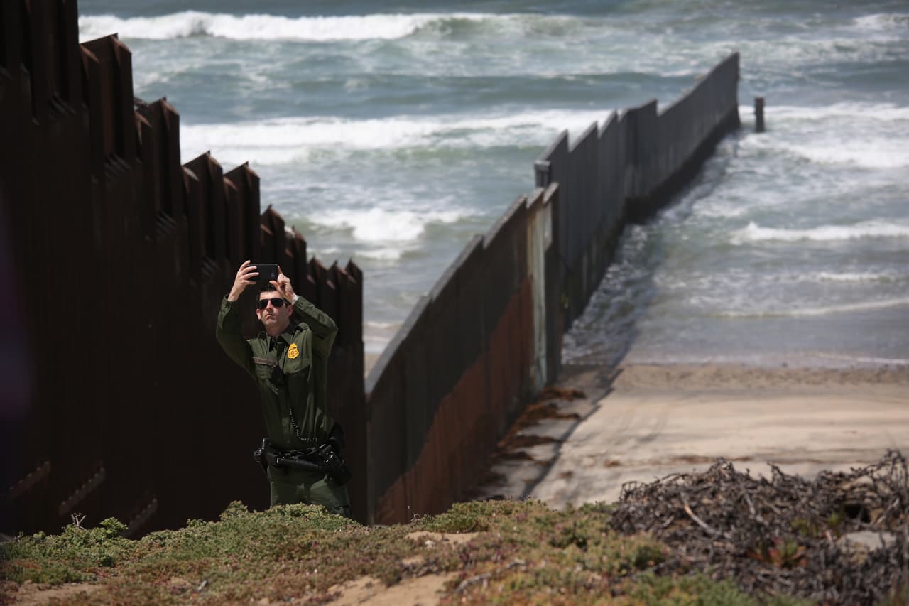 Agentes fronterizos empiezan a usar cámaras corporales y son la primera agencia federal que lo hace