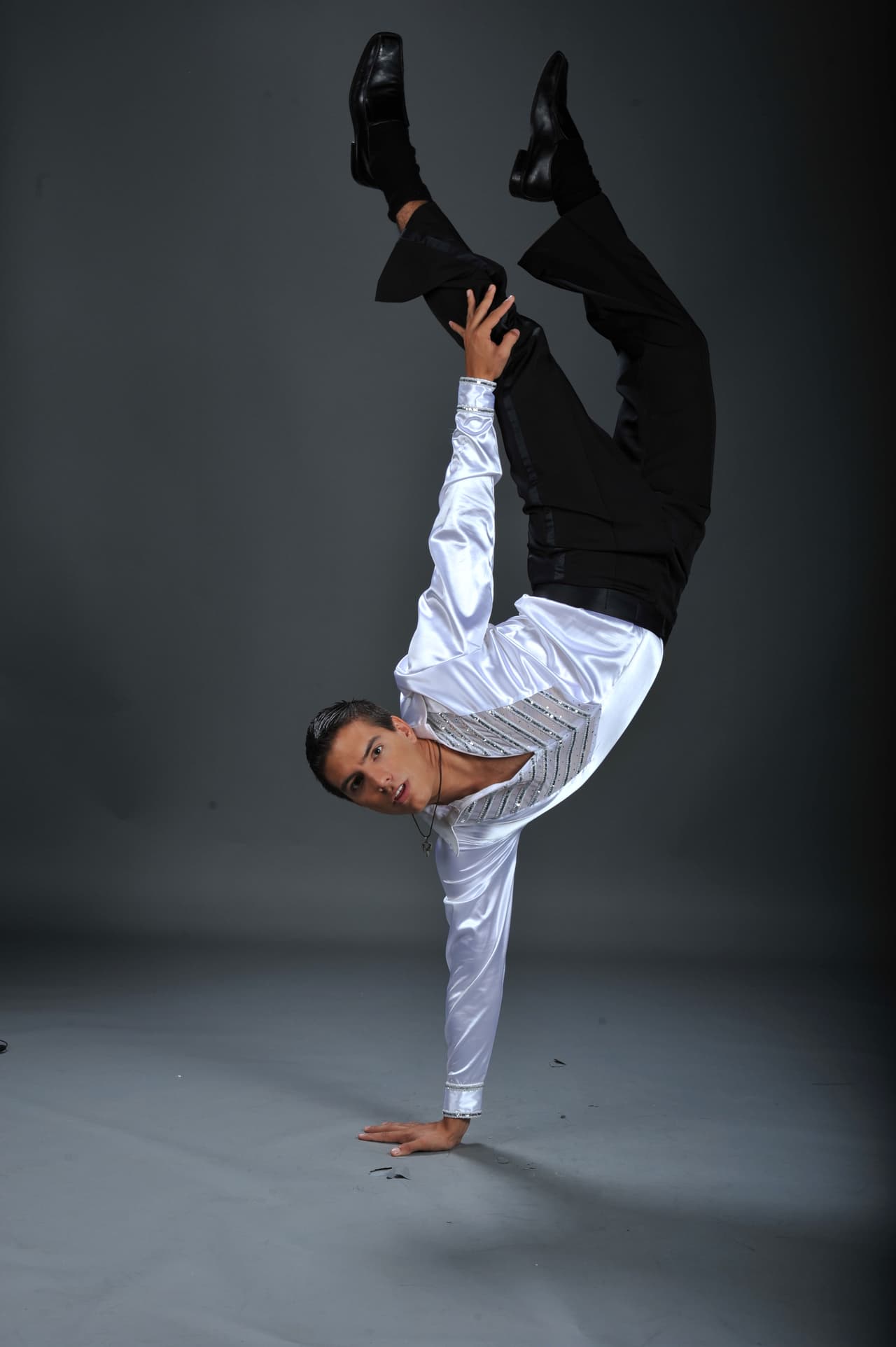 Vadhir Derbez tenía 19 años cuando se integró al elenco de Mira Quién Baila en la primera temporada.