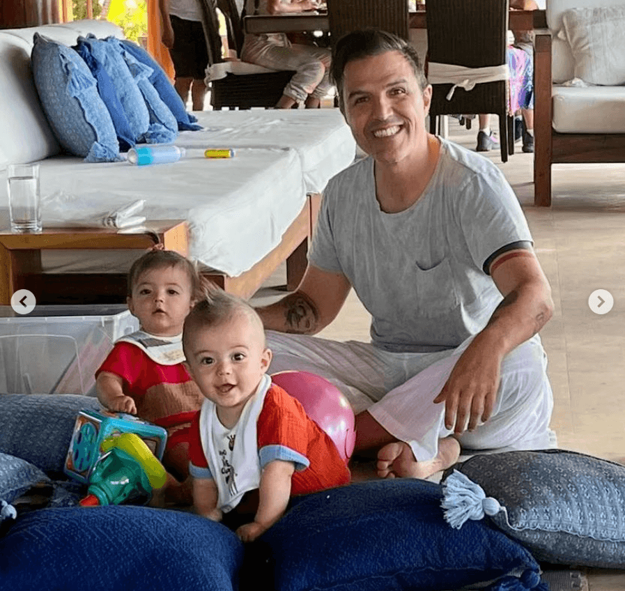 Billy Rovzar, esposo de Claudia Álvarez, con sus mellizos