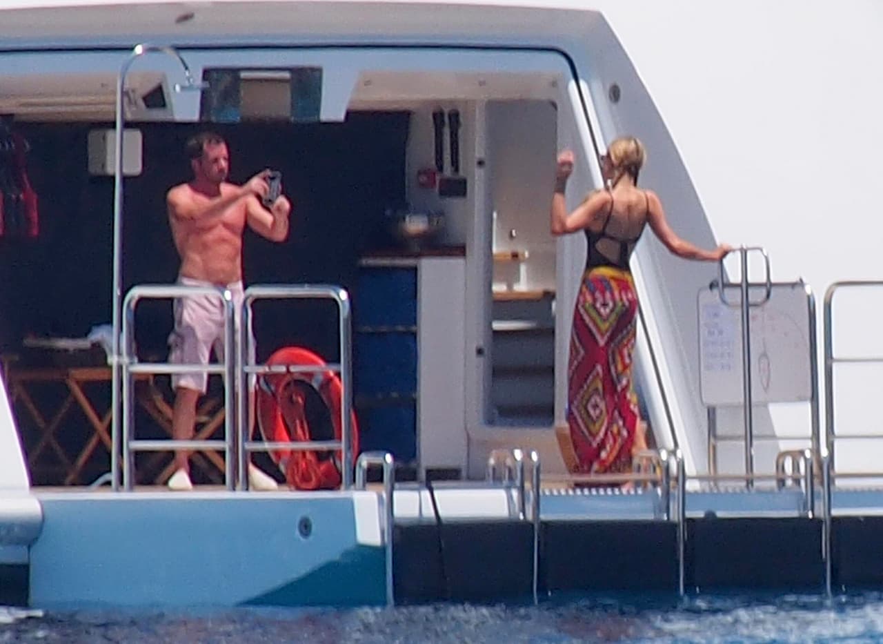 Estuvo posando coqueta para él.