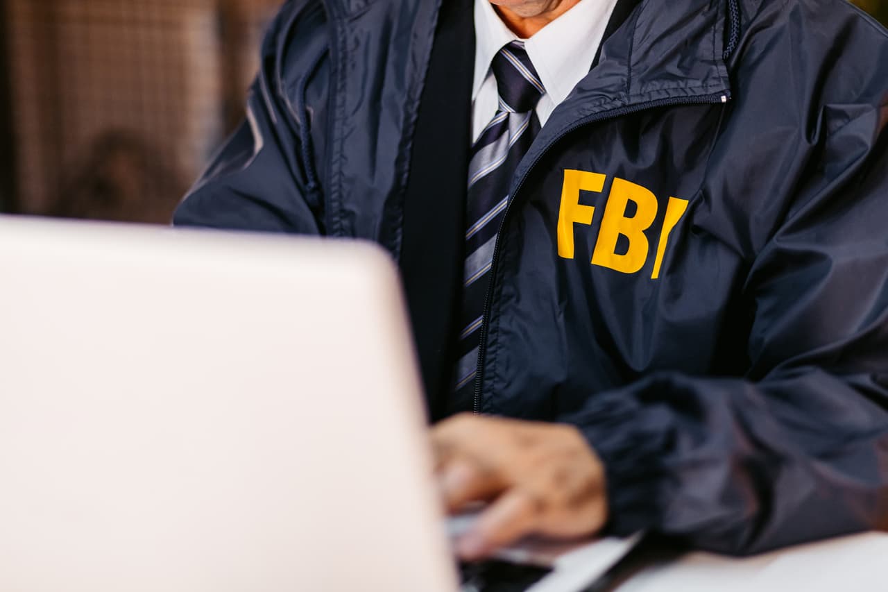 Si tienes alguna información sobre alguno de estos sospechosos, comunícate con la línea de información gratuita del FBI al
<b> 1-866-STP-MS13 (1-866-787-6713),</b> tu oficina local del FBI. o la Embajada o Consulado Americano más cercano a ti. 
<b>También puedes enviar una pista creíble a: tips.fbi.gov.</b>
<br>
