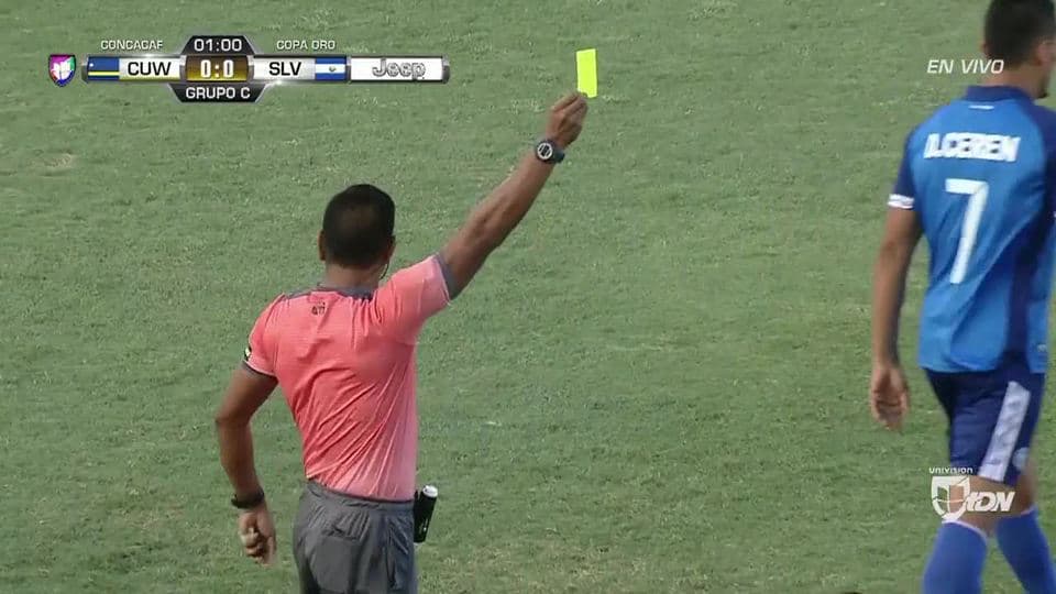 Tarjeta amarilla. El árbitro amonesta a Jurich Carolina de Curaçao