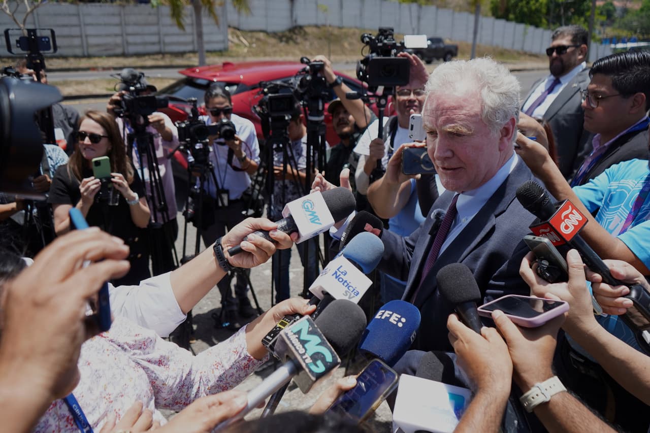 Un día después, el congresista demócrata 
<b>Chris Van Hollen viajó a El Salvador con la intención de hablar con altos funcionarios sobre el caso de Kilmar Abrego</b>. Se reunió con el 
<b>vicepresidente Félix Ulloa</b>, quien reiteró que nada podía hacer por regresarlo, pues 
<b><a href="https://www.univision.com/local/washington-dc-wfdc/van-hollen-el-salvador-retiene-a-kilmar-abrego-en-cecot-a-cambio-de-pago-del-gobierno-de-trump" target="_blank">lo mantenían en prisión por el acuerdo de EEUU con el gobierno salvadoreño</a></b>, en el que les da un pago por recibir a los presos.
