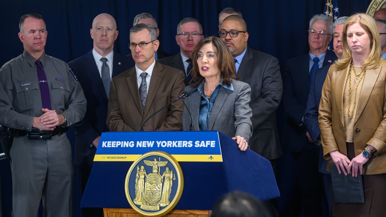 Gobernadora Hochul promueve ley para frenar operativos de ICE en Nueva York