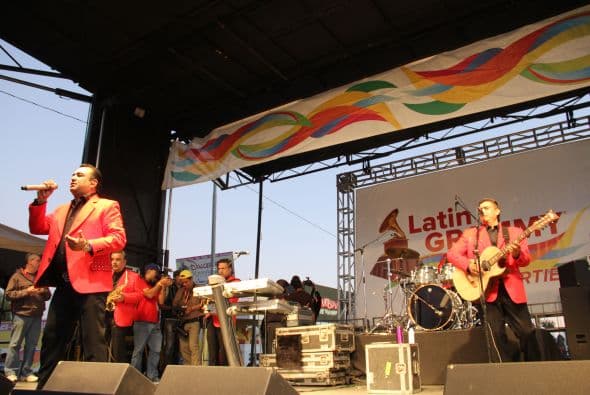 El popular Conjunto Primavera cerró con broche de oro la gran celebración del Latin Grammy Street Party en Phoenix, donde cientos de personas se congregaron desde muy temprano para escucharlos y cantar con ellos.