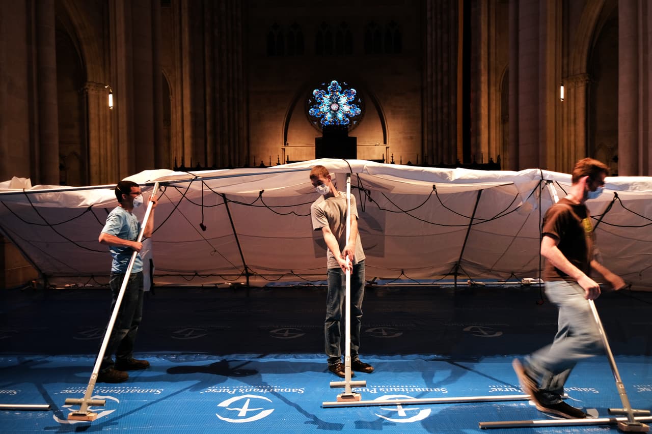 Los espacios donde se recuperaran los afectados por el coronavirus serán separados por carpas blancas.