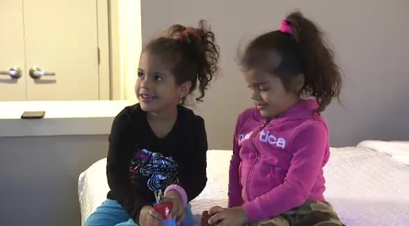 Mara Bonilla Pérez asegura que sus hijas Natalia y Naneiska le dicen que "se conforman con cualquier juguete", tras dejar Puerto Rico con las pocas pertenencias que les quedaron.