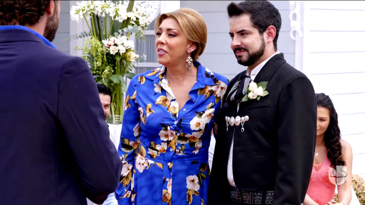 Después de vivir tantas tragedias, el viñedo se vistió de fiesta por la boda de 
<b><a href="http://www.univision.com/novelas/vino-el-amor/jose-eduardo-derbez-es-leon">León</a></b> y 
<b><a href="http://www.univision.com/novelas/vino-el-amor/veronica-jaspeado-es-sonia">Sonia</a></b>. Marta entregó a su hijo en el altar y le dio su bendición.