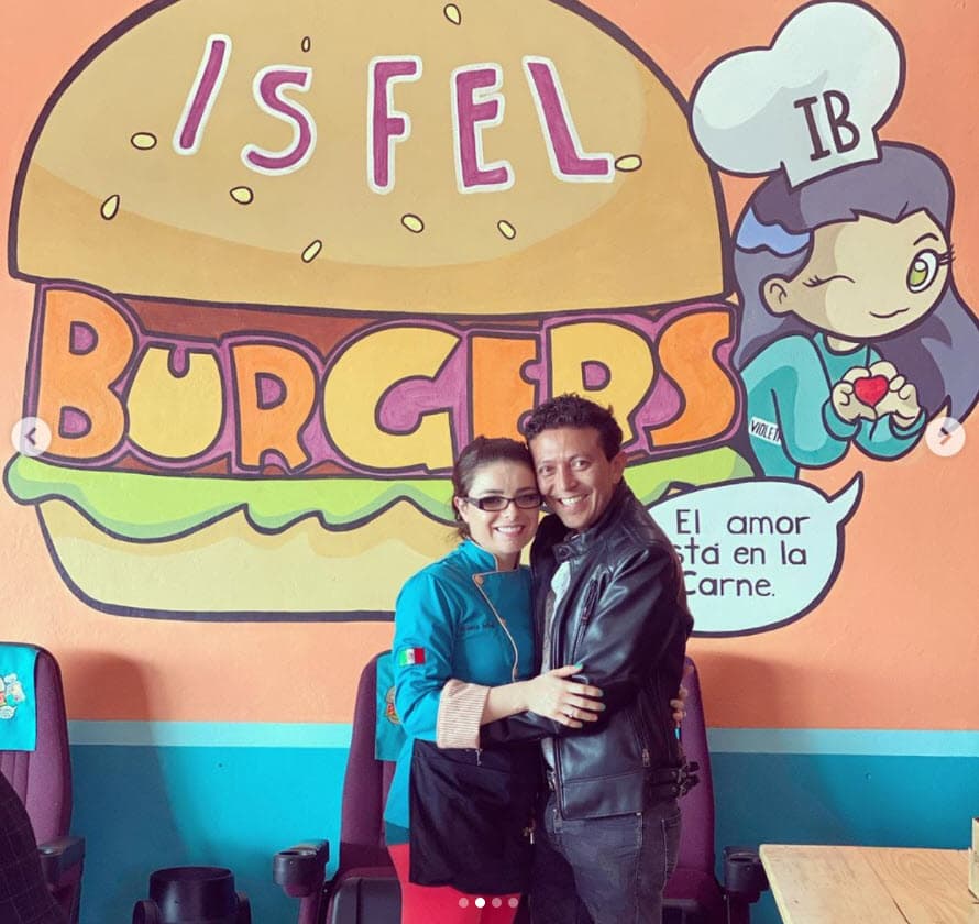 A raíz de que ya cuenta con un local, también incrementó el menú y ahora también ofrece alitas de pollo, café y postres. 
<br>