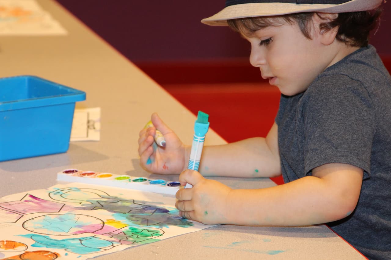 En otra estación hay acuarelas y un horno para secarles. Se ofrecen variadas manualidades.