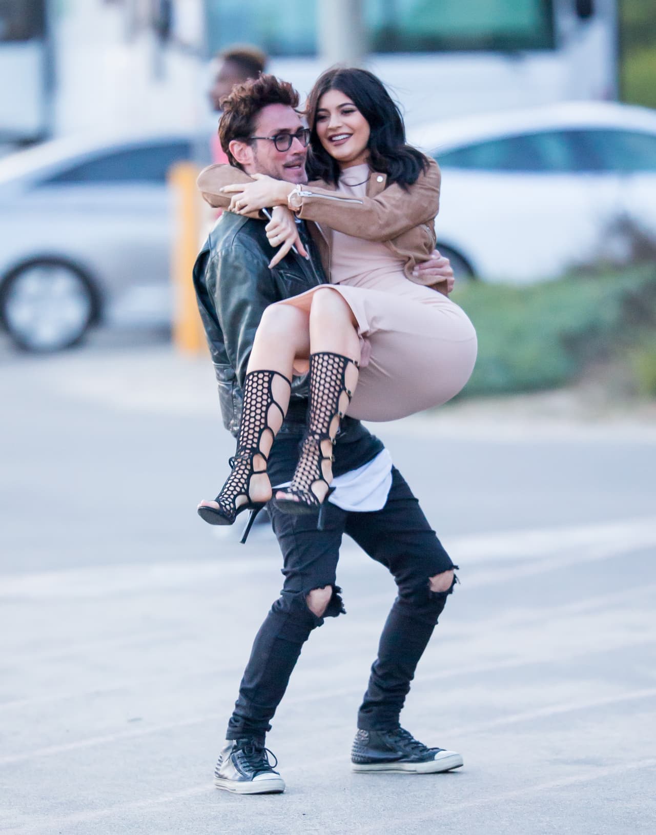 Tal vez en realidad sólo sean amigos y este cuate sea el verdadero galán.