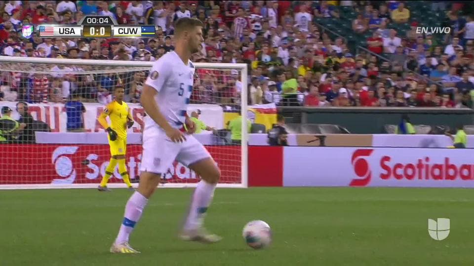 Arranca el partido y la pelota está en juego.