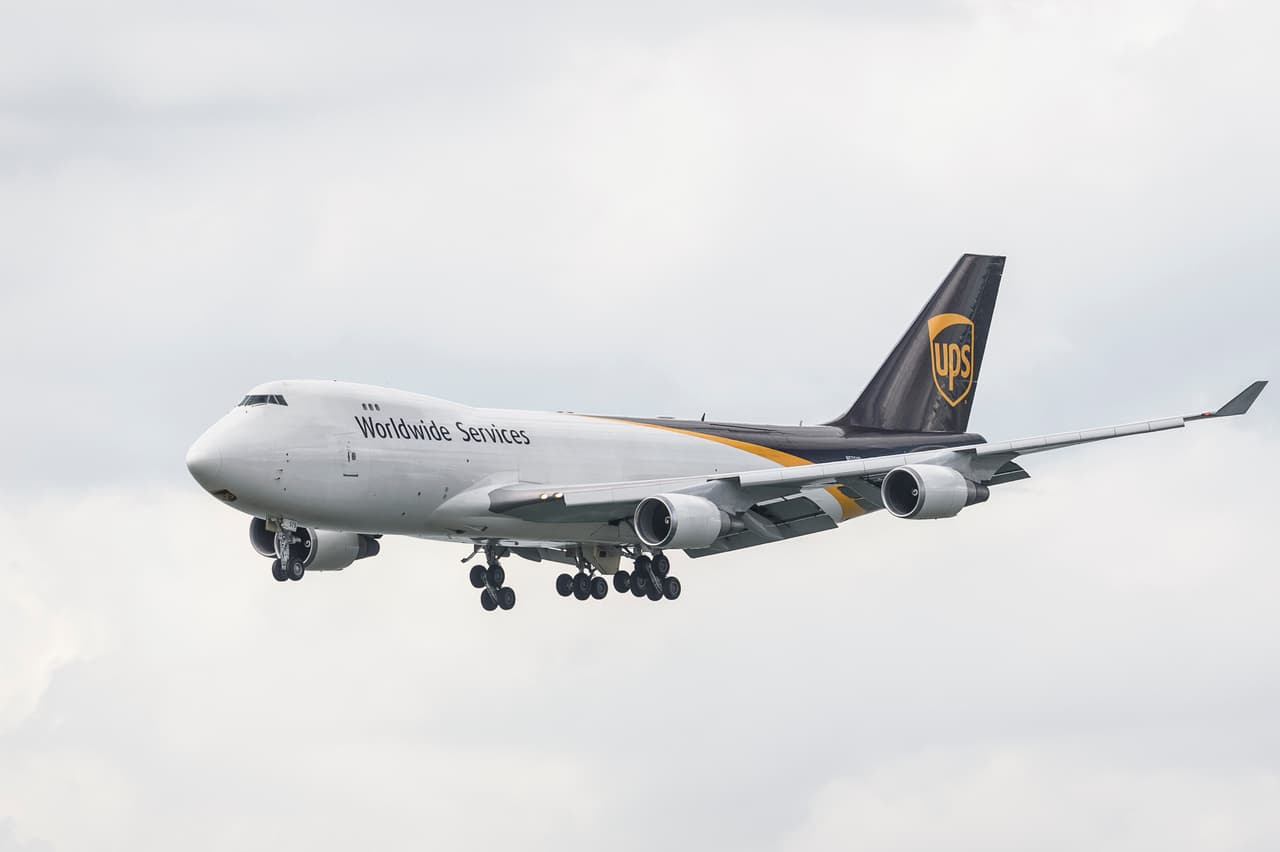 Un 747 de UPS llegando al aeropuerto de Hong Kong en 2018.
<br>
<br>Con la tasa de producción actual tomará 32 meses ensamblar los aviones que faltan. Los últimos se producirán a principios de 2023, para UPS y el transportista de carga ruso Volga Dnepr, los últimos clientes.