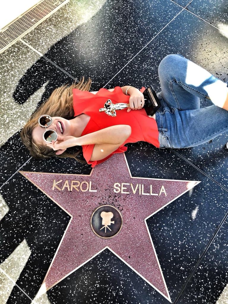 Obviamente ahora sigue conquistar Hollywood, otro de sus mayores sueños. El año pasado, Karol visitó Los Angeles, donde se encontró con el Paseo de la Fama. Ni tarda ni perezosa, la protagonista de 'Soy Luna' se adueñó de una de las estrellas, se recostó junto a ella y después Photoshop hizo su magia. La rapidez con la que su fama está creciendo seguramente la llevarán a lograr una estrella de estas pronto.