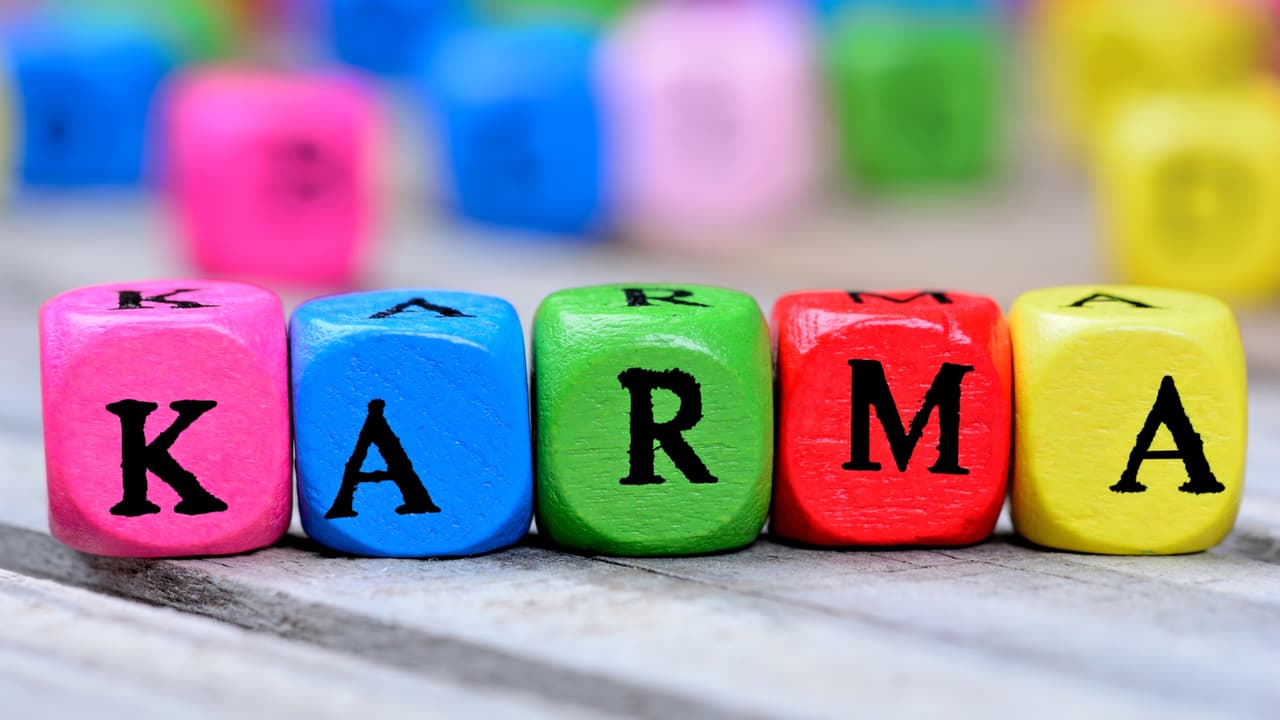 En Numerología, este número está relacionado con el Karma, ya que en épocas en las que su influencia sea preponderante, será cuando recibamos como un bumerán los efectos de nuestros actos del pasado, que bien puede ser una vida llena de riquezas, o por el contrario con muchos golpes económicos y bancarrotas. Su polaridad es negativa, yin, de principio femenino.