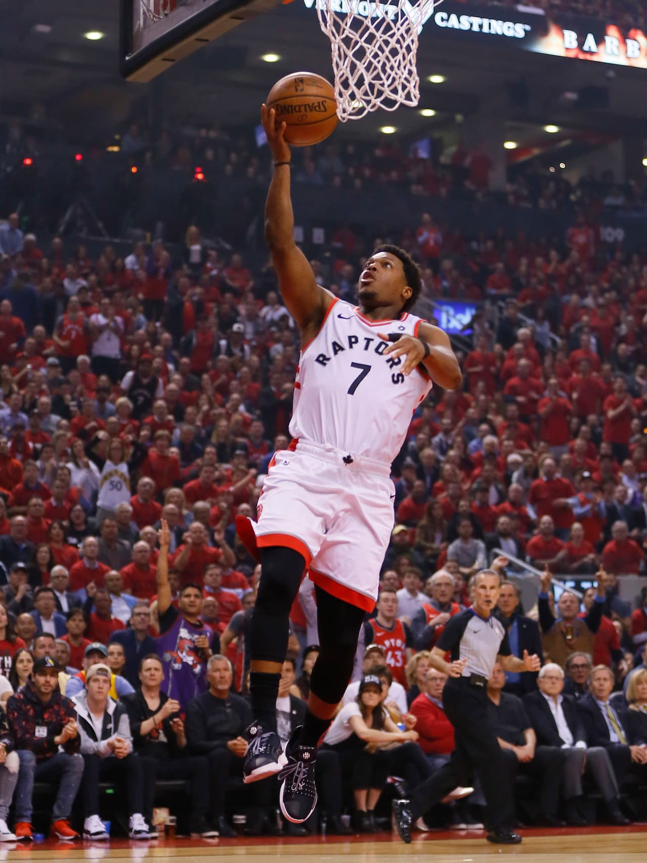 Lowry acabó perfecto desde la línea de castigo yéndose 10-10 en tiros libres, dándole a su equipo energía extra esta noche.