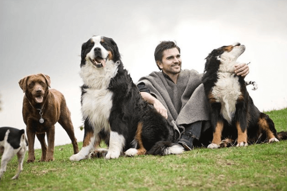 Así como tiene una numerosa familia al lado de Karen Martínez, también registra un amplio grupo de confianza con sus caninos.
<br>