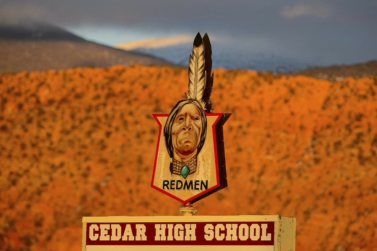 La prepa Cedar High School, al sur del estado de Utah, no usará más el mote Redmen (hombres de piel roja) como mote para sus equipos deportivos, por ofender a algunos grupos nativos americanos.