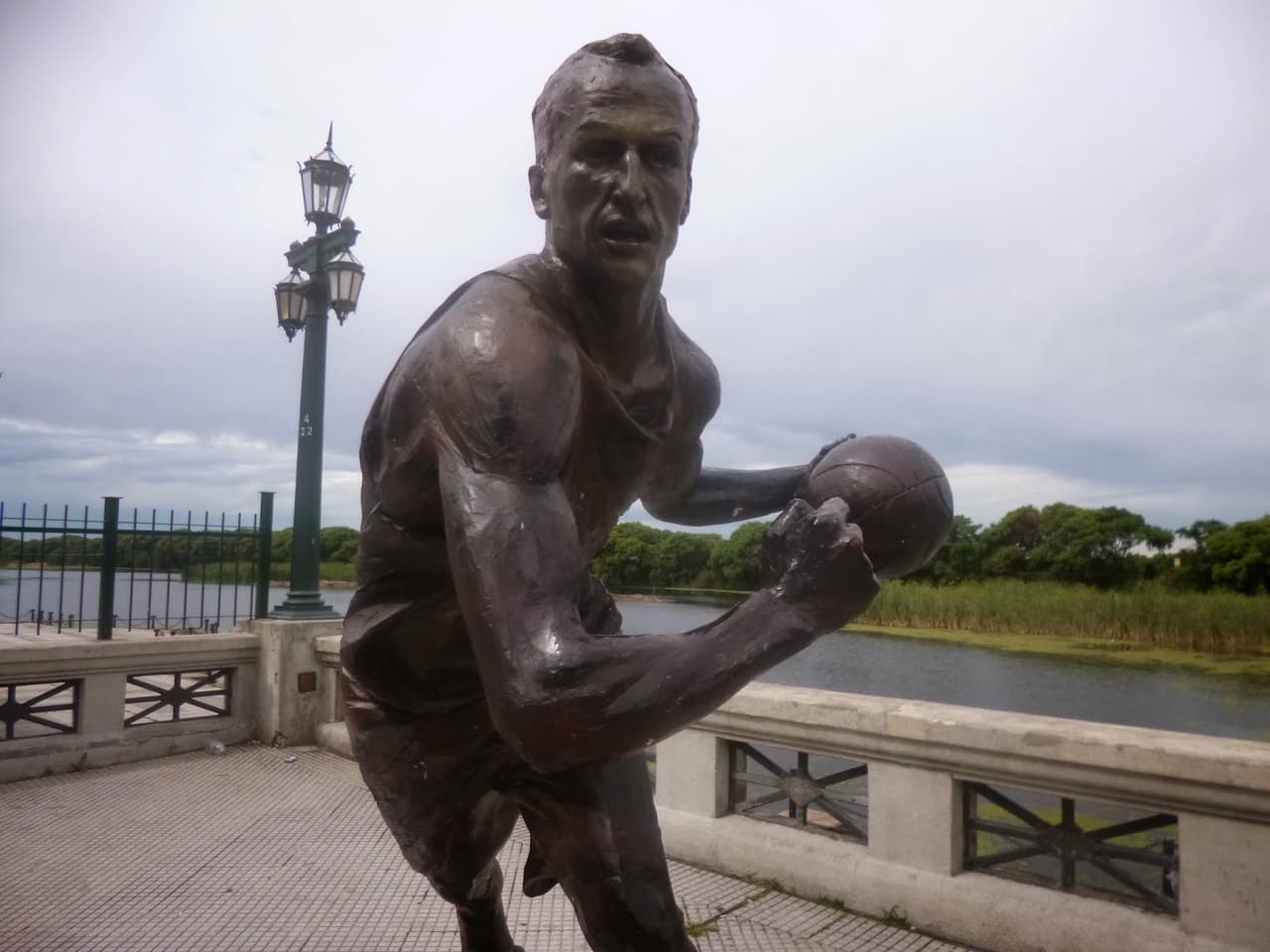 Este, supuestamente, es el jugador de baloncesto Manu Ginobili, quien se retiró hace unos meses del profesionalismo. La figura está ubicada en Buenos Aires.