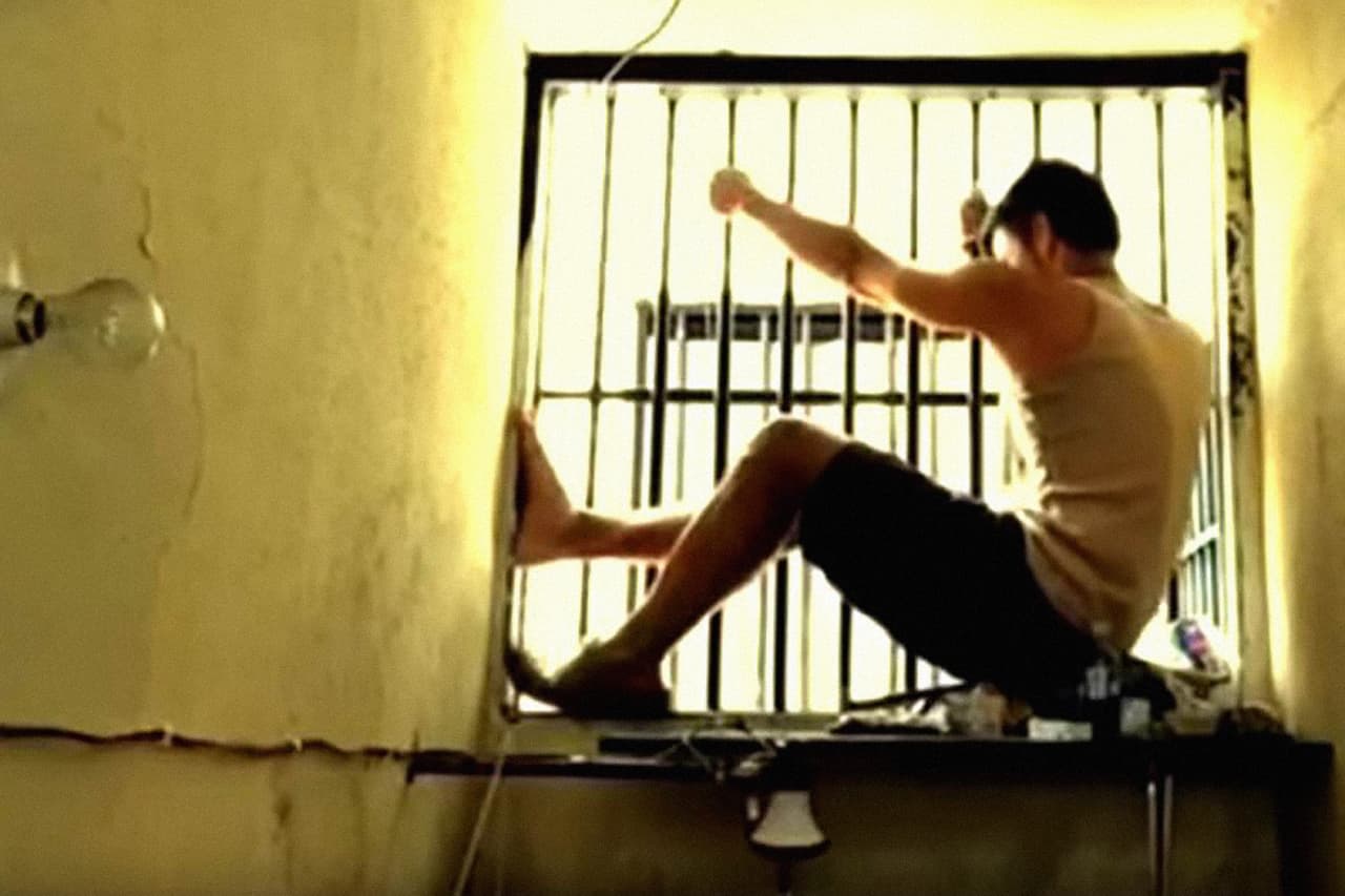 El 20 de febrero, un juez dictó una nueva orden de detención preventiva sin el cargo de homicidio, luego de que la prensa nacional demostrara que fueron agentes policiales quienes dispararon contra los manifestantes y asesinaron al joven Bassil Dacosta. Uno de los principales fiscales que impusieron los cargos contra López fue Franklin Nieves. Exiliado en Miami,
<b><a href="http://www.univision.com/noticias/elecciones-en-venezuela/franklin-nieves-chavismo-aplica-terror-sobre-fiscales-y-jueces">Nieves aseguró que fue presionado por funcionarios del gobierno de Nicolás Maduro y que el juicio fue una farsa, que López es inocente y las pruebas fueron forjadas.</a></b> Varias fotografías de López en su celda en la cárcel militar de Ramo Verde han sido difundidas por su familia.