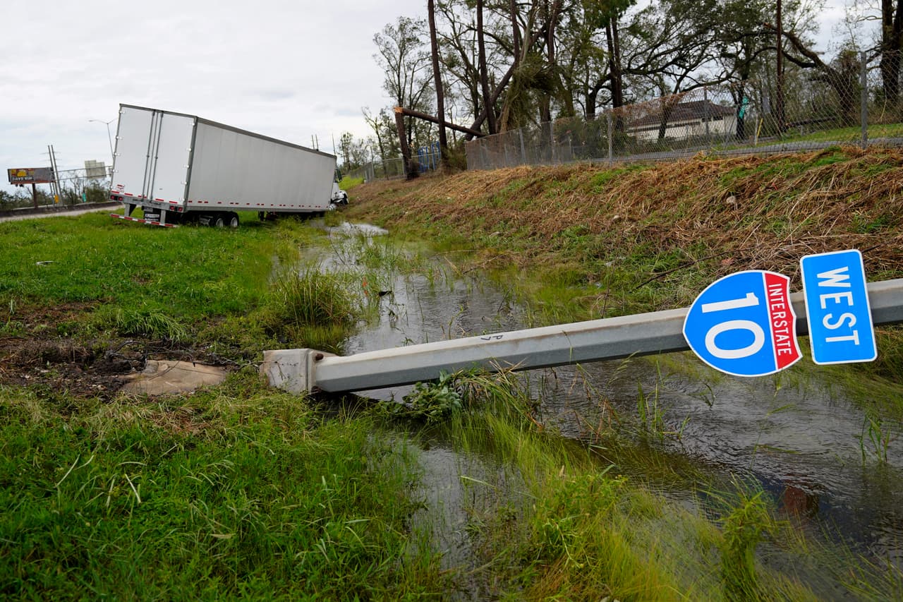 Un camión fuera del camino en la autopista interestatal 10, cerca de Lake Charles.
