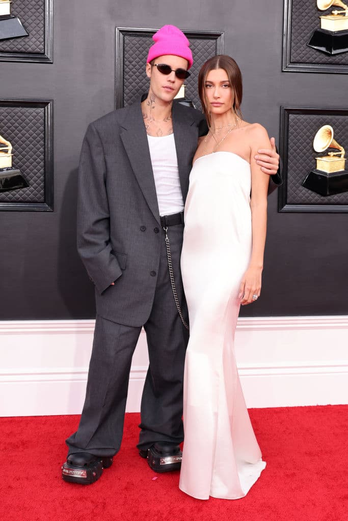 <b>Justin y Hailey Bieber</b>
<br>Tras su matrimonio en septiembre de 2018 (así es, ya han pasado tres años de que se dijeran el famoso 'sí, acepto'), no dejan de brillar por su romance y estilo a cada evento al que asiste.