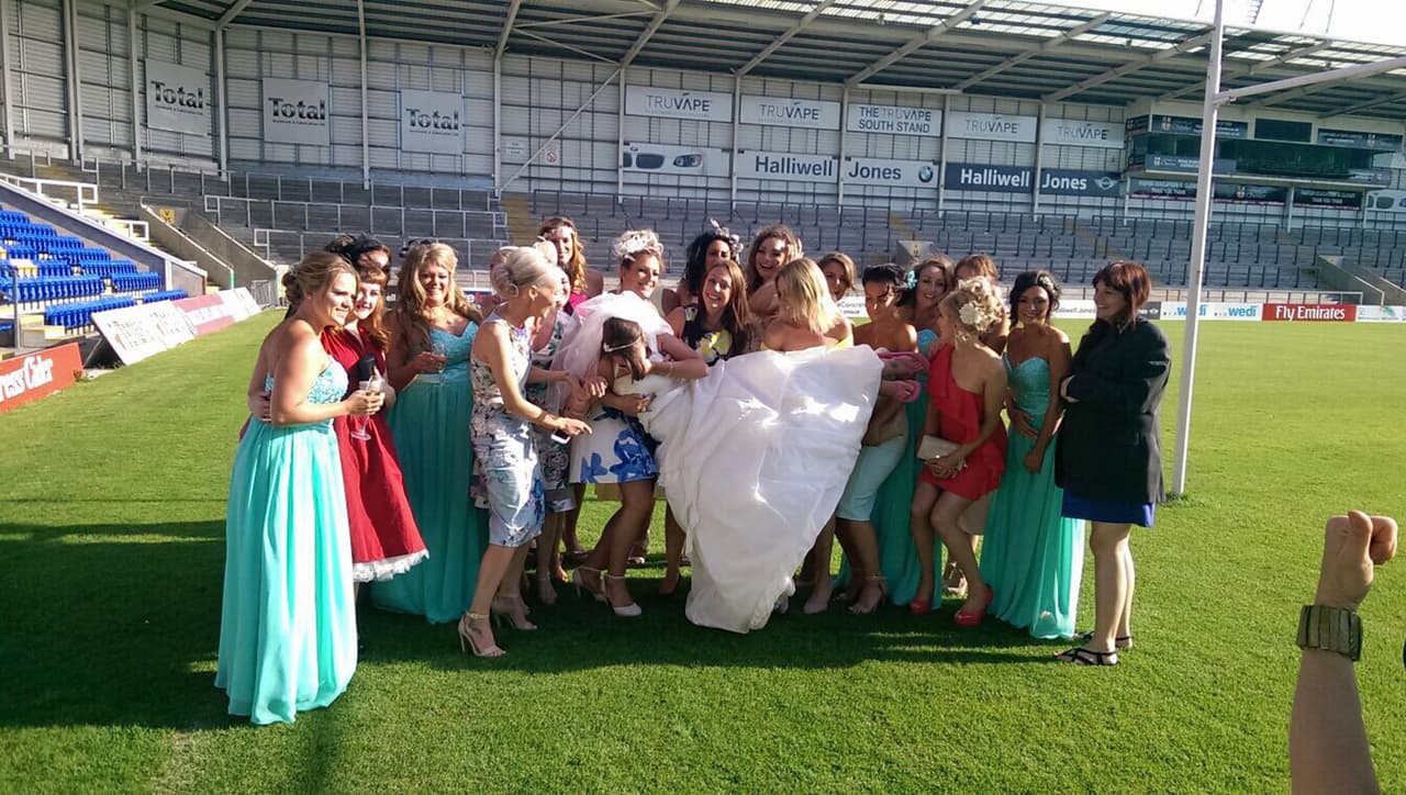 La novia, de 30 años, resbaló de entre sus manos y cayó al suelo.