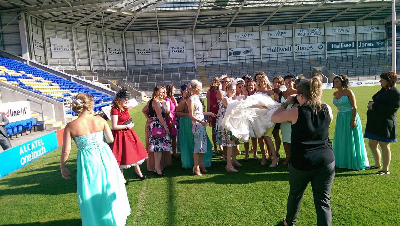 Se arregló, vistió y peinó. ¡Era la hora de casarse!