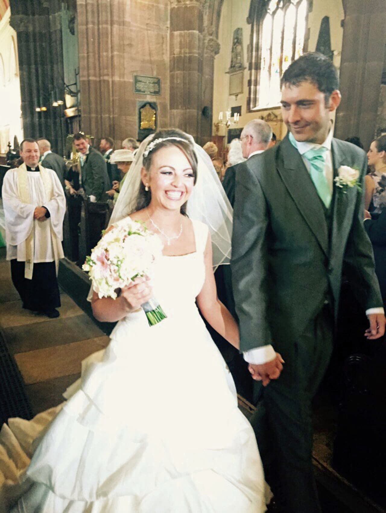 Esto no deshizo sus ánimos, continuó con la foto y unos minutos más tarde salía de la iglesia, ¡ya con esposo!