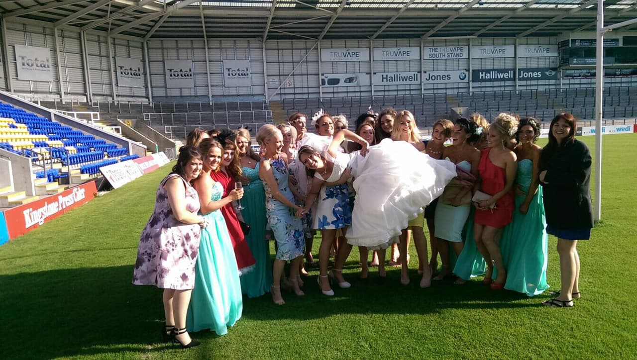 Antes de ir a la iglesia, Sarah fue con sus amigas y damas de honor a tomarse el retrato.