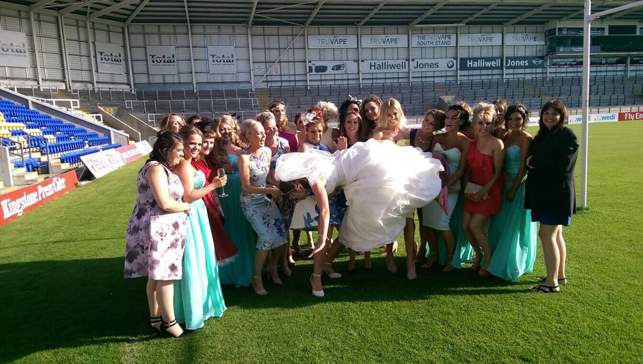 El fotógrafo pidió a las mujeres que sujetaran en el aire a Sarah para hacer el retrato.