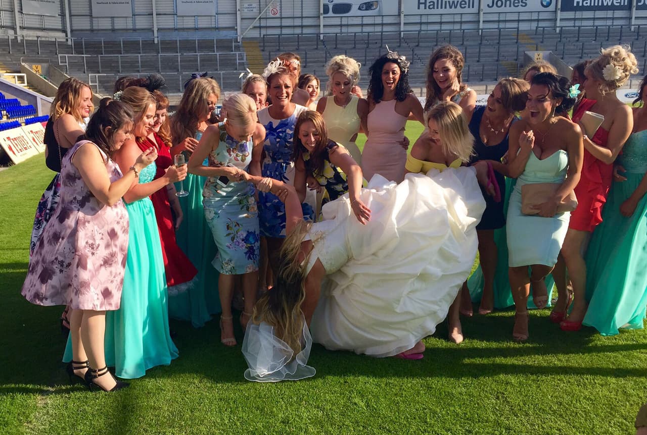 A pesar de esto, Sarah tomó con humor su caída y rió de sí misma.