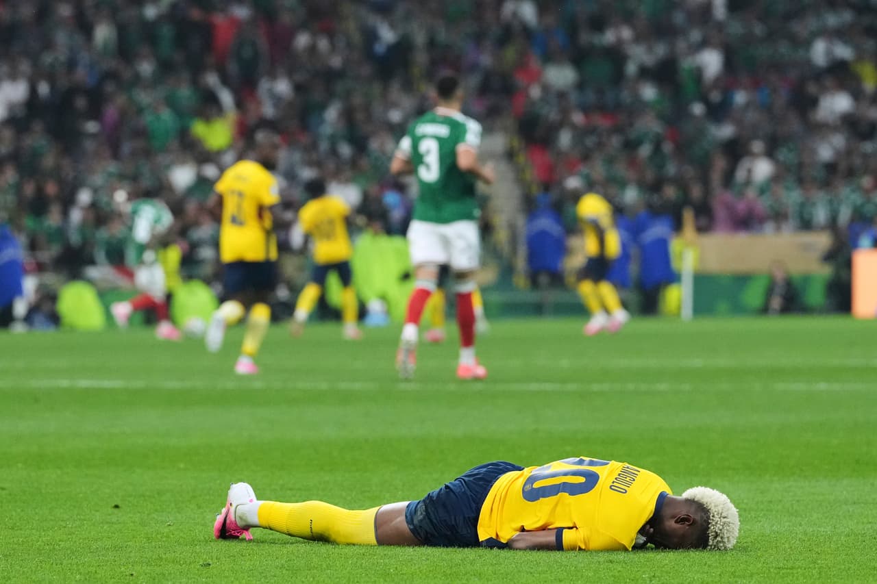 Nilson Angulo (20) de Ecuador reacciona durante el partido de dieciseisavos de final de la Copa Mundial entre México y Ecuador en la Ciudad de México, el martes 30 de junio de 2026.