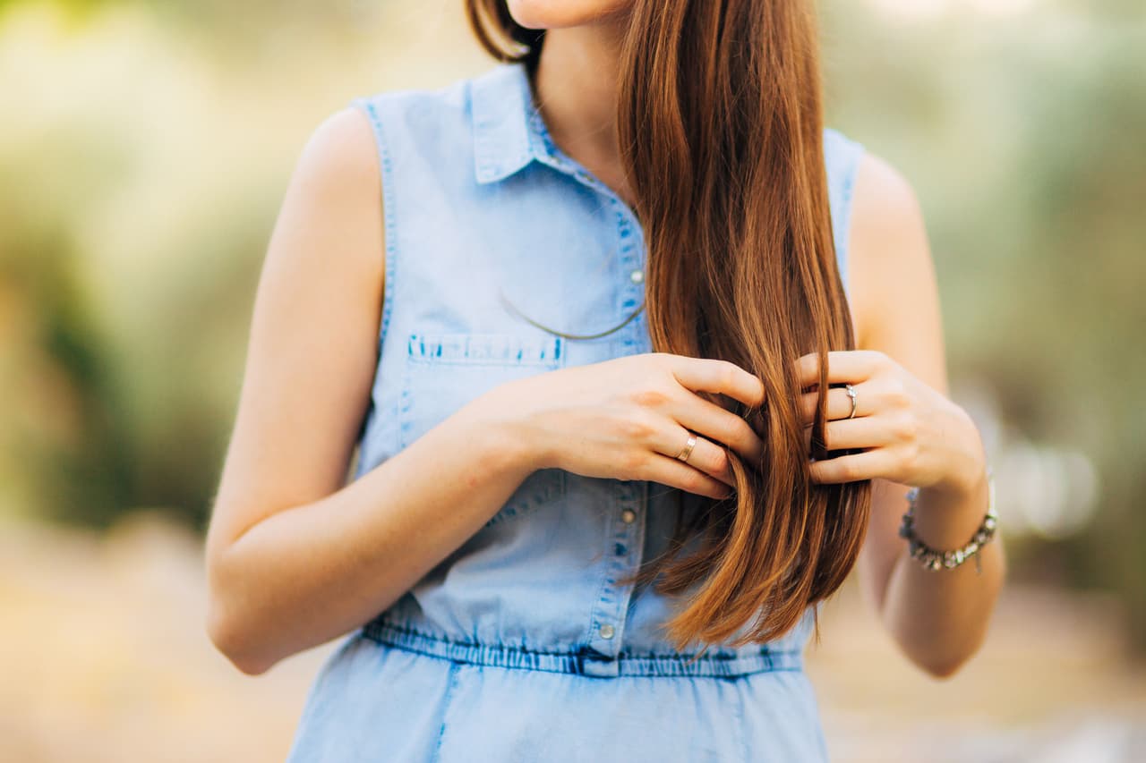 Aunque existen diversos productos en el mercado que prometen ayudar a ponerle un alto a la caída del cabello, muchas veces los ingredientes naturales resultan una mejor opción gracias a la facilidad para conseguirlos y lo accesibles que son.