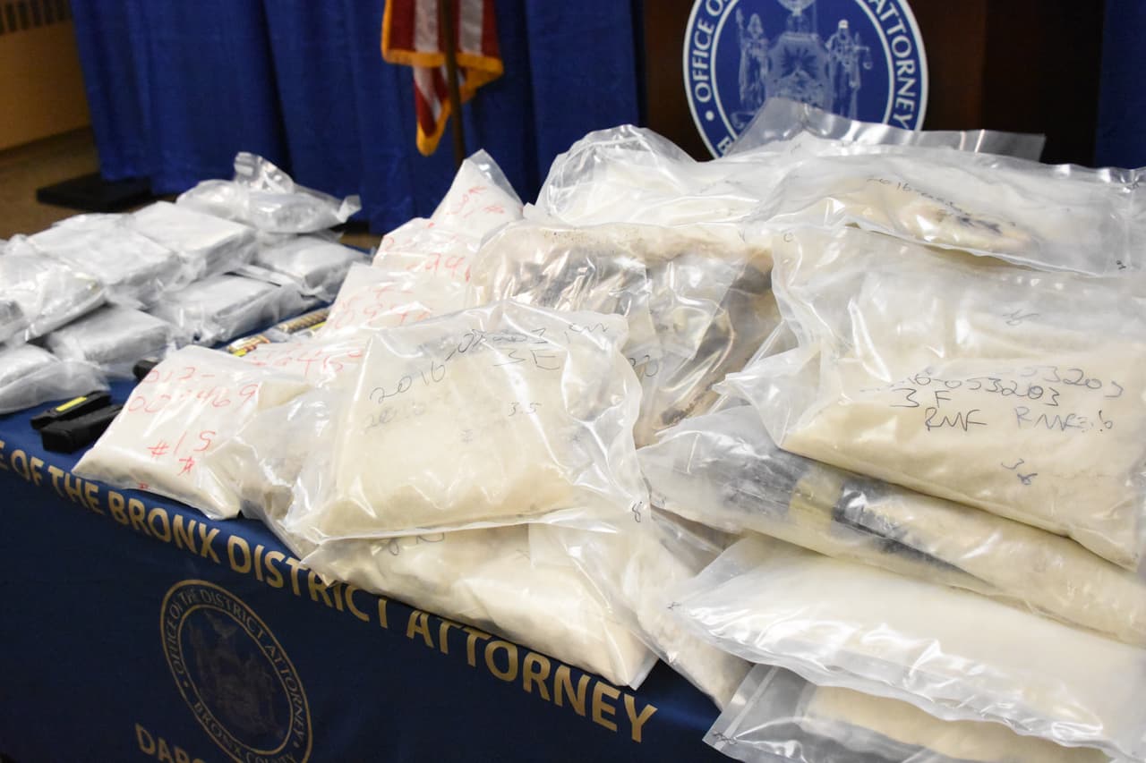 Estas bolsas de fentanilo en polvo fueron confiscados por la fiscalía del Bronx.