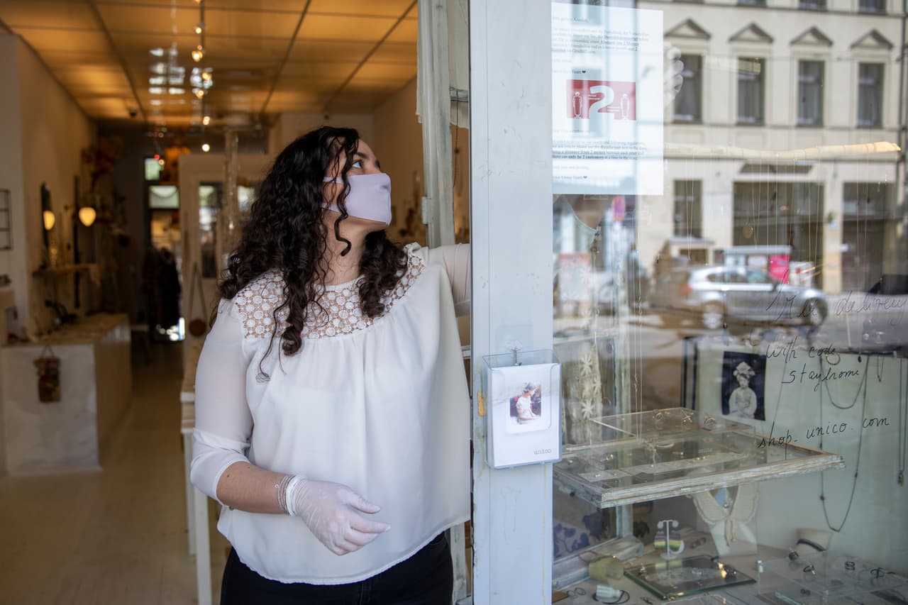 La fase 1 elimina las designaciones de negocios esenciales y no esenciales. Los únicos comercios que deben permanecer cerrados serán reseñados a continuación: