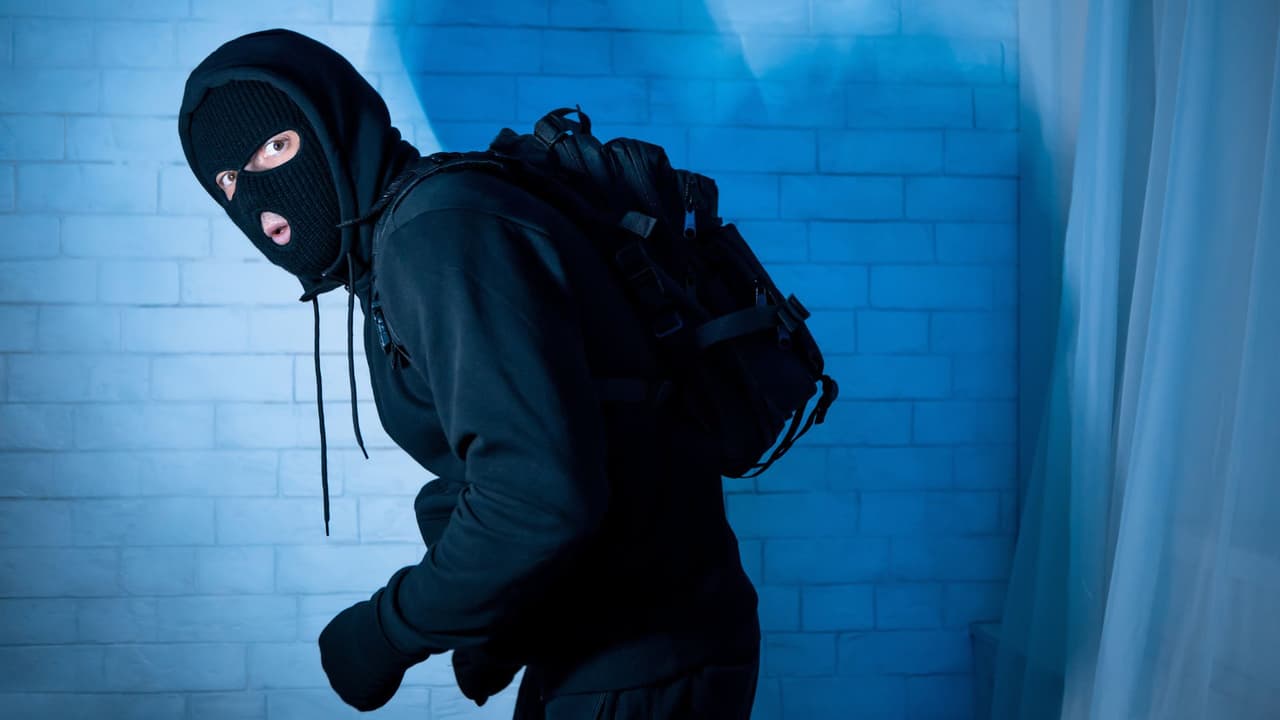 Los ladrones pueden robar correo de su buzón para obtener solicitudes de tarjetas de crédito y otros datos confidenciales. Puede optar por no recibir ofertas de tarjetas de crédito y seguros llamando al 1-888-5OPTOUT. Y considere utilizar estados de cuenta en línea y banca en línea para limitar la cantidad de correo que recibe. 
<br>