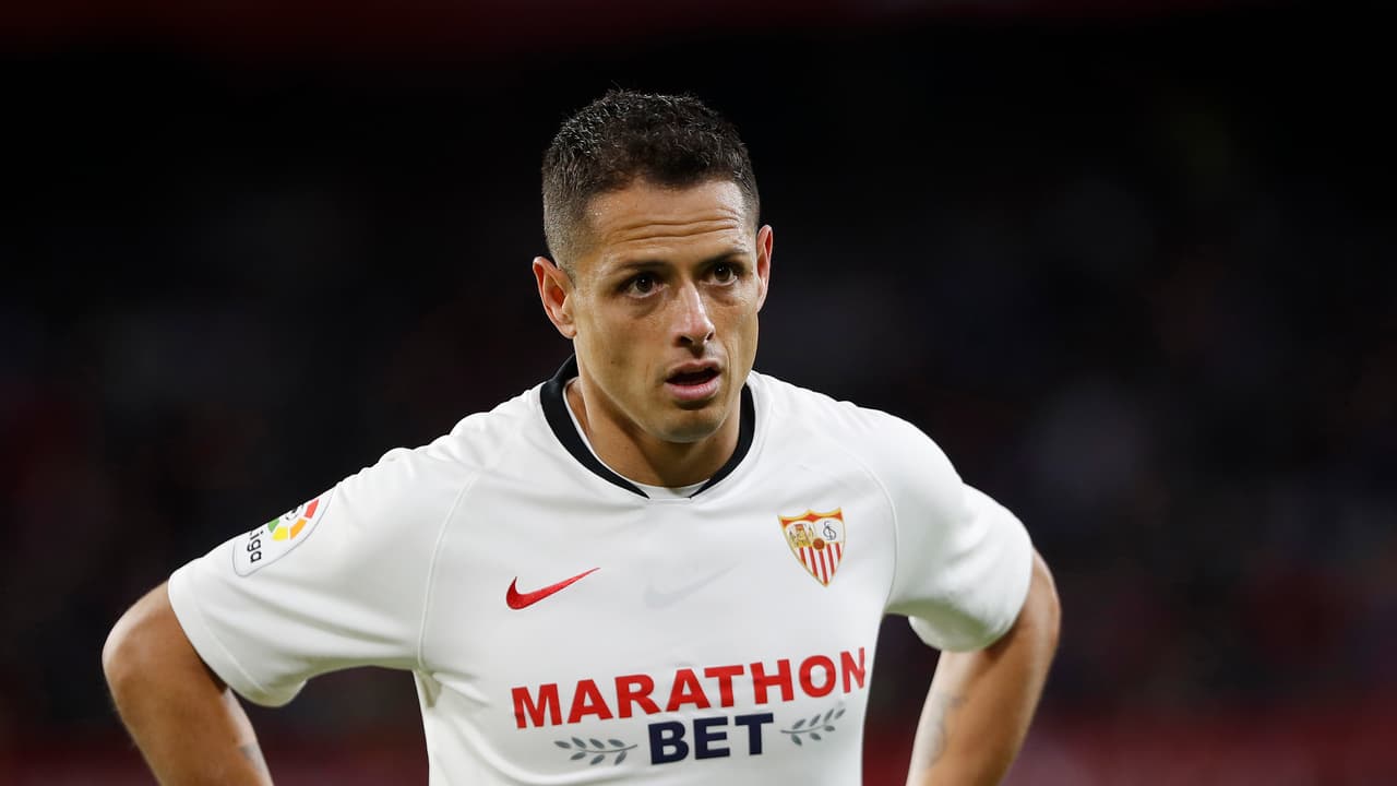 Sevilla acepta pronta salida de Chicharito a la MLS