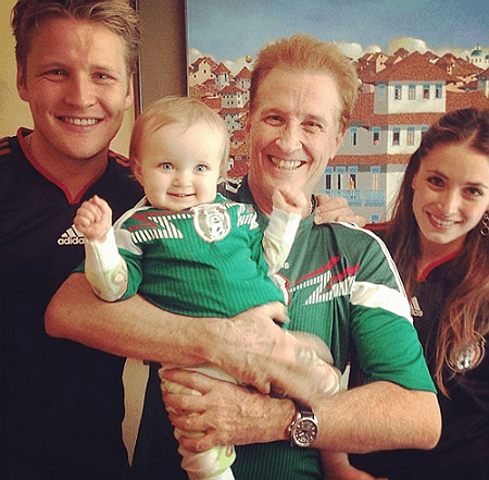 Emmanuel, acompañado de su familia, también ha apoyado a México en sus partidos.