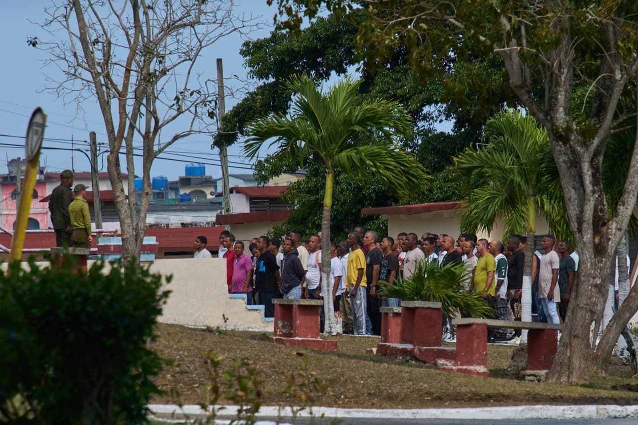 Sin embargo, de acuerdo con líderes del exilio consultados por N+ Univision 23 Miami, aunque les alegra que las personas puedan salir de prisión, consideran que los que están liberando no son presos políticos. 
<br>