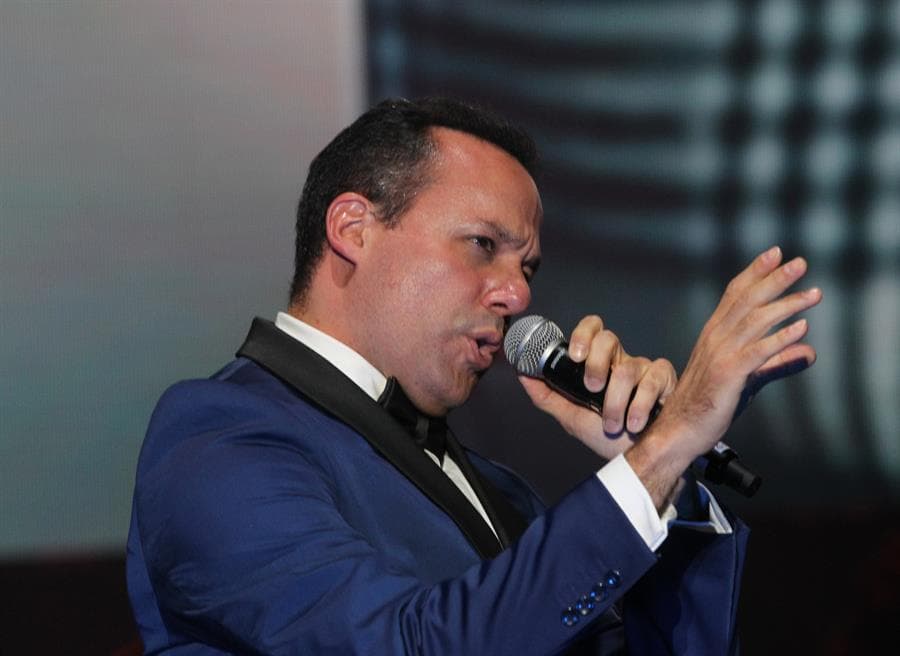 La artista quedó con la impresión de que José José se había sometido a todo ese esfuerzo sólo para respaldar a su hijo José Joel. Para ella, en ese entonces, 
<b><a href="https://www.univision.com/shows/despierta-america/jose-joel-relata-esa-ultima-charla-con-el-principe-de-la-cancion-donde-el-le-pidio-papa-pon-orden-video">el legendario intérprete de 'El Triste'</a></b> debía estar descansando, "pero pues, estaba (en el escenario) sacando los pendientes de su hijo", José Joel (en la foto).