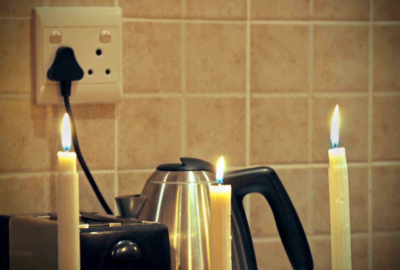 Miles en el sur de California siguen sin energía eléctrica tras el paso de las tormentas