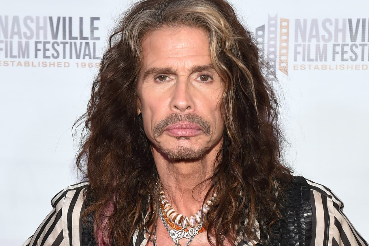 <b>Aerosmith</b>. Steven Tyler, líder de la banda estadounidense, ha solicitado a Trump no use su música desde 2015, pero en agosto de 2018 se reprodujo el tema “Livin 'on the edge”
<a href="https://twitter.com/Acosta/status/1032008545062055938"><u>en un evento político del mandatario</u></a>. Entonces la representación legal de Aerosmith envió un aviso formal de ‘cese y desistimiento’. Al usar el tema “Trump está insinuando falsamente que nuestro cliente, una vez más, respalda su campaña y / o su presidencia” se lee en el aviso, al que tuvo acceso
<a href="https://www.cbsnews.com/news/steven-tyler-demands-president-trump-stop-playing-aerosmith-music-at-rallies/"><u>CBS News</u></a>.
